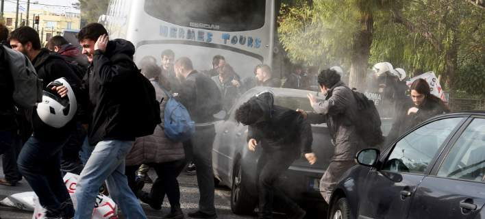 Ξύλο και δακρυγόνα στο Ζάπειο σε διαμαρτυρία φοιτητών (εικόνες, βίντεο)